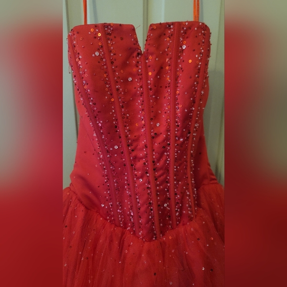 Red Stapless Prom Dress/Gown - Picture 4 of 8